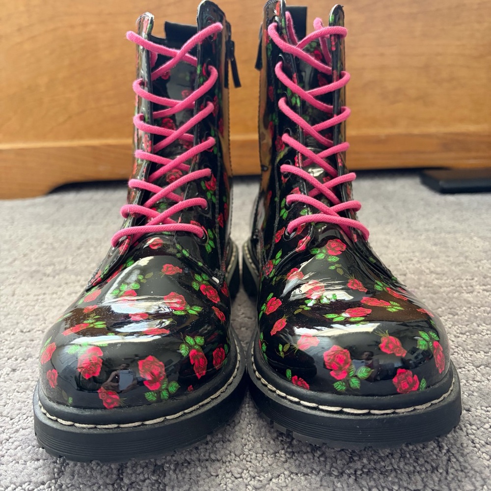 TORRID BETSEY JOHNSON Black Patent Leather Rose Print Combat Boots Size 9 NEW - Picture 3 of 11